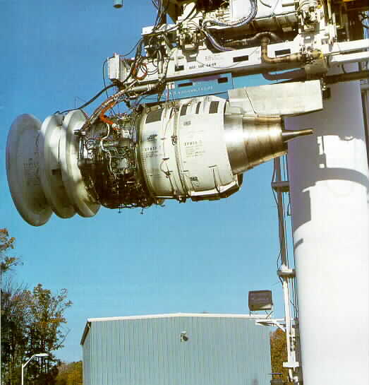 Motor CFM56 de fabrico da CFMInternational (joint-venture entre a General Electric e a SNECMA) sendo preparado e configurado  para ensaio em banco de ensaios. Trata-se de um turbofan  que equipa v�rias aeronaves, nomeadamente Airbus A318/319/320/321/340-200/300, Boeing 737-300/400/500/600/700/800/900 e Boeing BBJ.